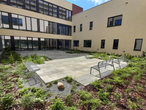 Jedním z požadavků FN Plzeň byl vznik vnitřního atria, kde budou moci klienti relaxovat.