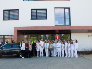 Zaměstnanci Psychiatrické kliniky s kolegy a spolupracovníky před novou budovou.