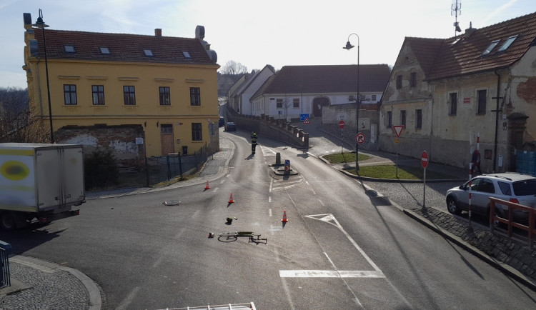Koloběžkář skončil po střetu s autem v nemocnici, řidič merdecesu mu nedal přednost na křižovatce