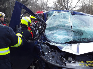 Řidič dodávky nestihl zabrzdit a narazil zezadu do kamionu, jeho spolujezdce museli vyprostit hasiči