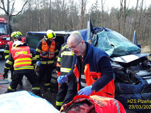 Řidič dodávky nestihl zabrzdit a narazil zezadu do kamionu, jeho spolujezdce museli vyprostit hasiči