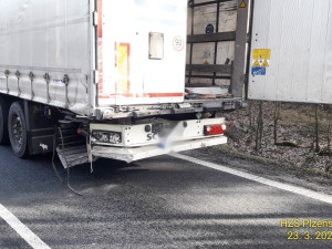 Řidič dodávky nestihl zabrzdit a narazil zezadu do kamionu, jeho spolujezdce museli vyprostit hasiči