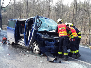 Řidič dodávky nestihl zabrzdit a narazil zezadu do kamionu, jeho spolujezdce museli vyprostit hasiči