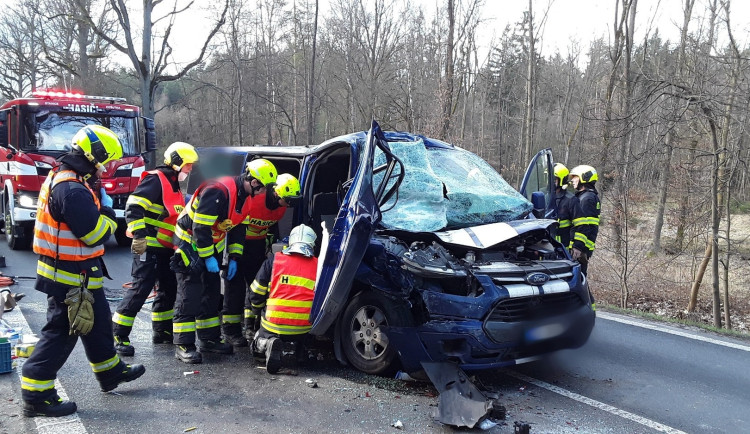 Řidič dodávky nestihl zabrzdit a narazil zezadu do kamionu, jeho spolujezdce museli vyprostit hasiči
