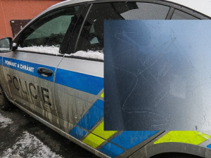 Opilá žena poškrábala prstenem dvě policejní vozidla. Na jedno auto vyryla charakteristický kosočtverec