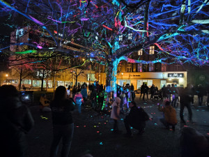 Začal festival světla, už v pátek obdivovaly úchvatné instalace tisíce lidí