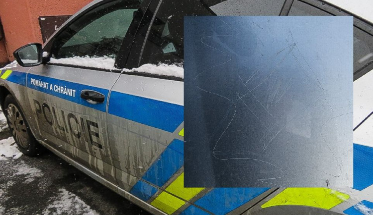 Opilá žena poškrábala prstenem dvě policejní vozidla. Na jedno auto vyryla charakteristický kosočtverec