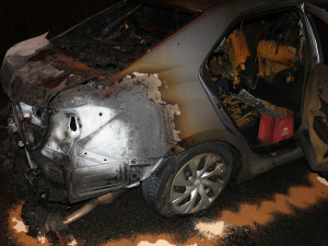 Žhář v noci zapaluje zaparkované automobily s ukrajinskou značkou. Útoky mají jasný rukopis pachatele