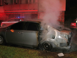 Žhář v noci zapaluje zaparkované automobily s ukrajinskou značkou. Útoky nesou jasný rukopis pachatele