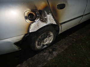 Žhář v noci zapaluje zaparkované automobily s ukrajinskou značkou. Útoky mají jasný rukopis pachatele