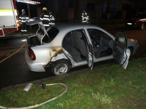 Žhář v noci zapaluje zaparkované automobily s ukrajinskou značkou. Útoky mají jasný rukopis pachatele