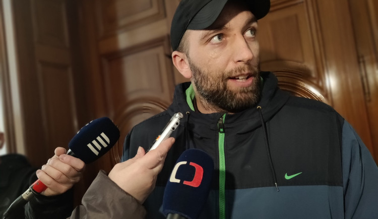 Dezinformátor Čermák dostal u soudu trest 5,5 roku vězení za propagaci a podporu terorismu