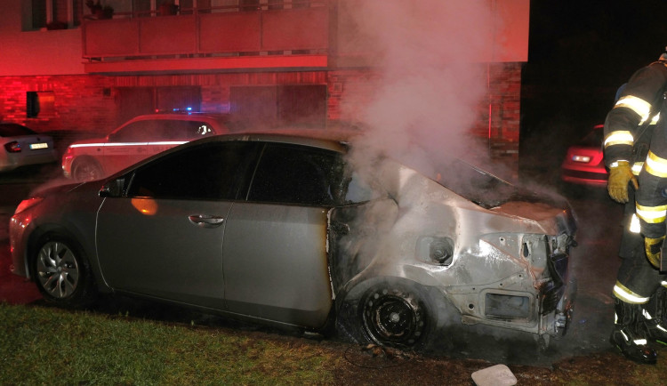 Žhář v noci zapaluje zaparkované automobily s ukrajinskou značkou. Útoky mají jasný rukopis pachatele