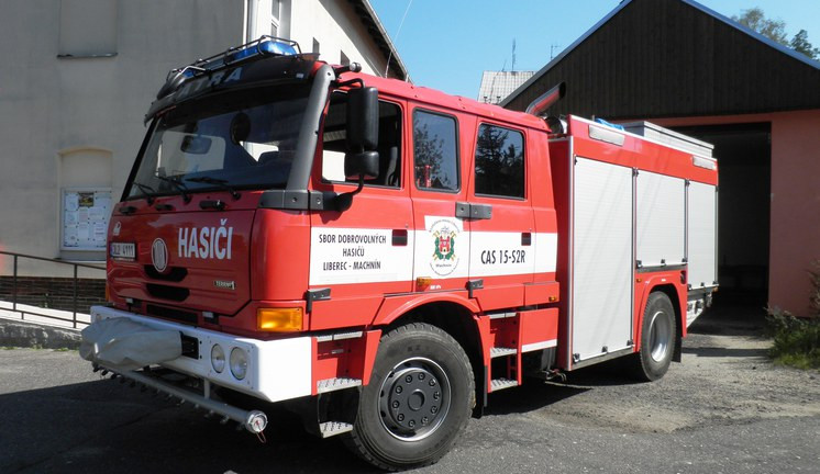 Hasičům v Machníně stříleli do oken zbrojnice. Kvůli bezpečnosti omezují svou činnost