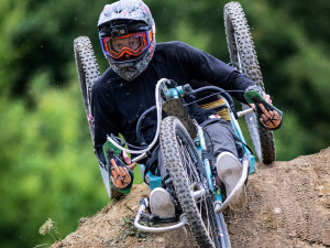 Po nehodě na kole skončil na vozíku, v adrenalinovém sportu ale pokračuje dál. Freerieder Michal Kosík rychlost prostě miluje