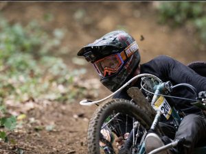 Po nehodě na kole skončil na vozíku, v adrenalinovém sportu ale pokračuje dál. Freerieder Michal Kosík rychlost prostě miluje