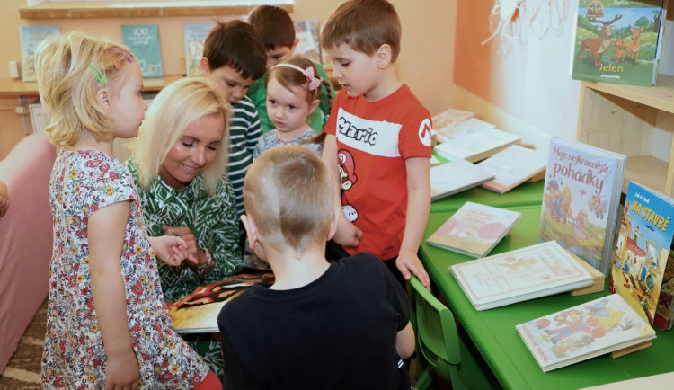 Do projektu se s radostí zapojila i slovanská místostarostka Eva Trůková, která přišla malým předškoláčkům číst z oblíbené pohádkové knížky svých dětí od Annette Langerové a Constaze Droopové – Nové dopisy od Felixe