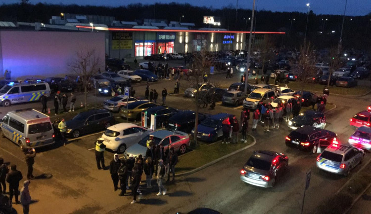 Tuningový sraz přišel automobilové nadšence draho, policisté rozdali stovku pokut