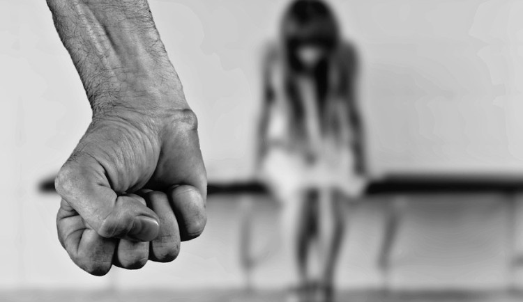 Pozorní přátelé pomohli ženě uniknout od agresivního manžela