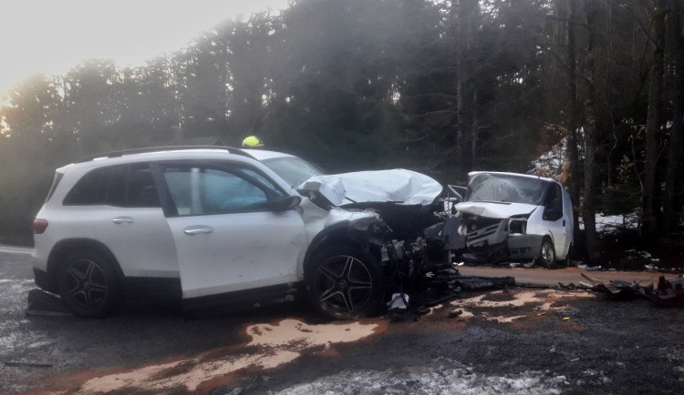 Řidič mercedesu nezvládl řízení a čelně se střetl s protijedoucí dodávkou, škoda přesáhla půl milionu