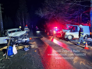 Řidič mercedesu nezvládl řízení a čelně se srazil s protijedoucím vozem, škoda přesáhla půl milionu