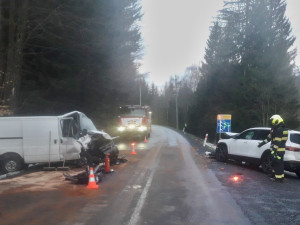 Řidič mercedesu nezvládl řízení a čelně se srazil s protijedoucím vozem, škoda přesáhla půl milionu