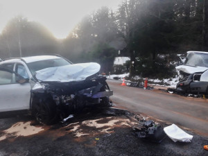 Řidič mercedesu nezvládl řízení a čelně se srazil s protijedoucím vozem, škoda přesáhla půl milionu