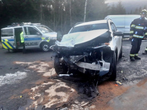 Řidič mercedesu nezvládl řízení a čelně se srazil s protijedoucím vozem, škoda přesáhla půl milionu