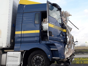 Kamion na dálnici D5 doslova sešrotoval karavan, po nárazu z něj zbylo jen rozpárané torzo