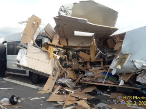 Kamion na dálnici D5 doslova sešrotoval karavan, po nárazu z něj zbylo jen rozpárané torzo