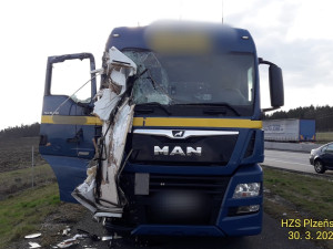 Kamion na dálnici D5 doslova sešrotoval karavan, po nárazu z něj zbylo jen rozpárané torzo