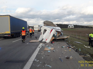 Kamion na dálnici D5 doslova sešrotoval karavan, po nárazu z něj zbylo jen rozpárané torzo
