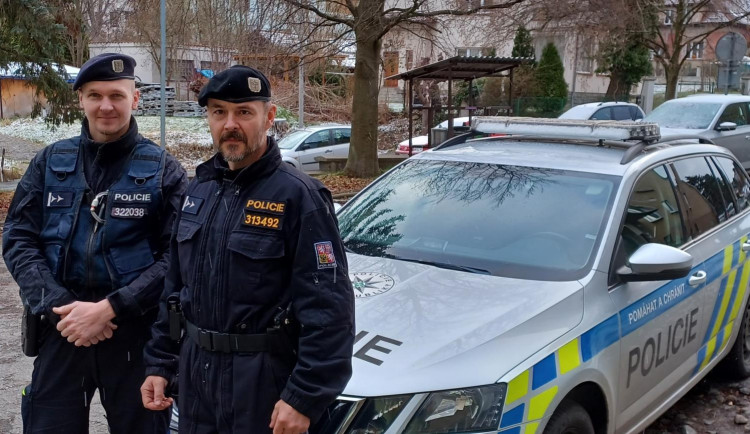 Policejní hlídka zachránila muže, který se po neúspěšném vyjednávání oběsil na půdě domu