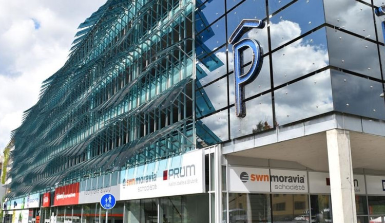 Za parkování na Rychtářce v centru města si řidiči připlatí, naopak zlevní záchytná parkoviště typu P+R