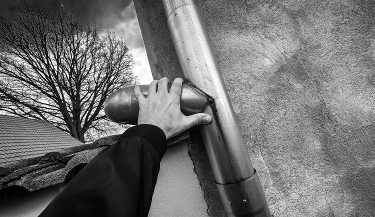 Po hádce nad pivem šel rozhněvaný muž rozbít dům svému sokovi, házel mu do oken štěrk a pomačkal okapy