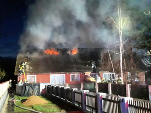 Blesk zapálil střechu domu, hasiči likvidovali i požár hájenky a zemědělského skladiště s balíky sena