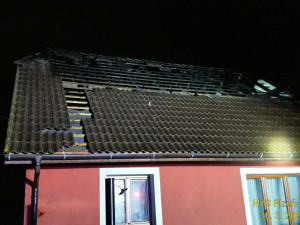 Blesk zapálil střechu domu, hasiči likvidovali i požár hájenky a zemědělského skladiště s balíky sena