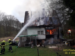 Blesk zapálil střechu domu, hasiči likvidovali i požár hájenky a zemědělského skladiště s balíky sena