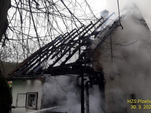 Blesk zapálil střechu domu, hasiči likvidovali i požár hájenky a zemědělského skladiště s balíky sena