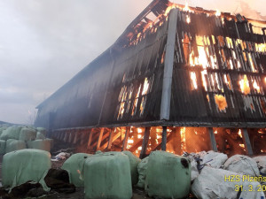 Blesk zapálil střechu domu, hasiči likvidovali i požár hájenky a zemědělského skladiště s balíky sena