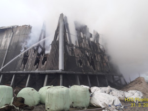 Blesk zapálil střechu domu, hasiči likvidovali i požár hájenky a zemědělského skladiště s balíky sena