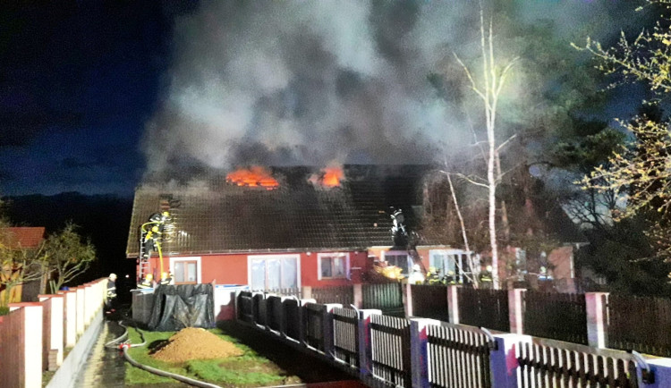 Střechu tohoto rodinného domu zapálil blesk