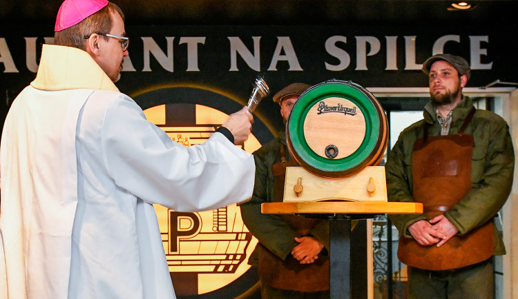 Velikonoční várce piva pro papeže požehnal plzeňský biskup Tomáš Holub.