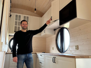 Unikátní maringotka s ikonickými hobitími dveřmi je díky solárním panelům energeticky zcela soběstačná