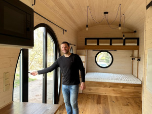 Unikátní maringotka s ikonickými hobitími dveřmi je díky solárním panelům energeticky zcela soběstačná