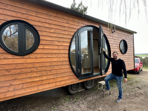 Unikátní maringotka s ikonickými hobitími dveřmi je díky solárním panelům energeticky zcela soběstačná