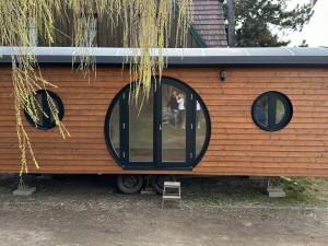 Unikátní maringotka s ikonickými hobitími dveřmi je díky solárním panelům energeticky zcela soběstačná