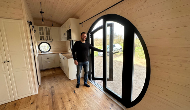 Ondřej Vácha postavil unikátní energeticky zcela soběstačnou maringotku