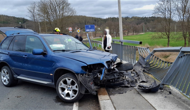 BMW vyletělo do protisměru a po střetu se Škodou prorazilo zábradlí mostu. Naštěstí se nezřítilo do řeky