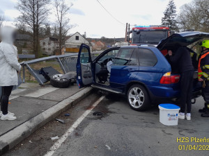 BMW vyletělo do protisměru a po střetu se Škodou prorazilo zábradlí mostu. Jen díky štěstí se nezřítilo do řeky